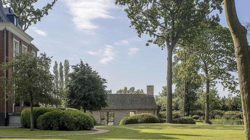 Terrenos verdes do château privado com estacionamento, entre Knokke e Bruges
